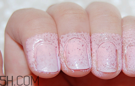 粉色漸變美甲怎么做？皮膚黑適合什么顏色的指甲油？