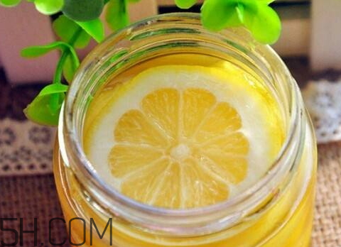 一斤蜂蜜放多少檸檬 蜂蜜泡檸檬為什么會(huì)苦 一斤蜂蜜放多少檸檬 蜂蜜泡檸檬為什么會(huì)苦