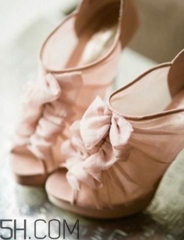 2018年流行什么顏色的婚鞋？2018年流行什么婚鞋款式