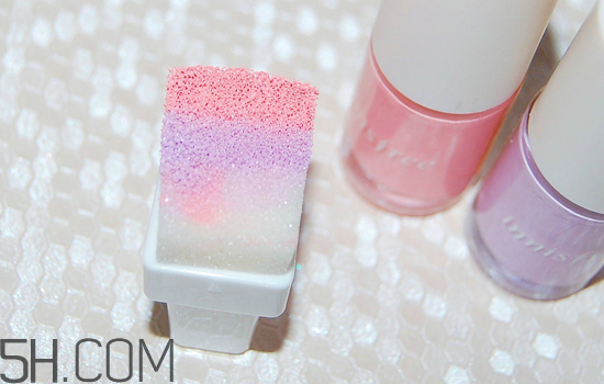 粉色漸變美甲怎么做？皮膚黑適合什么顏色的指甲油？