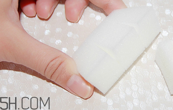 粉色漸變美甲怎么做？皮膚黑適合什么顏色的指甲油？