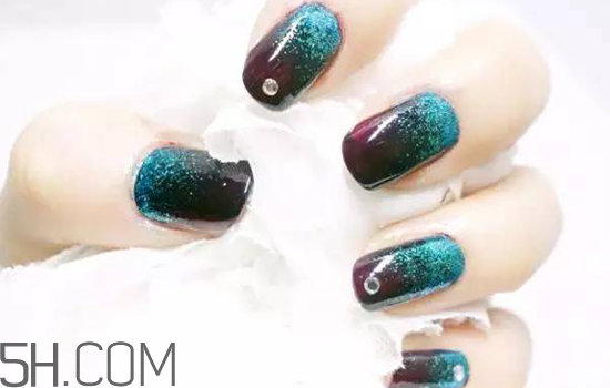 粉色漸變美甲怎么做？皮膚黑適合什么顏色的指甲油？