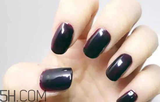 粉色漸變美甲怎么做？皮膚黑適合什么顏色的指甲油？