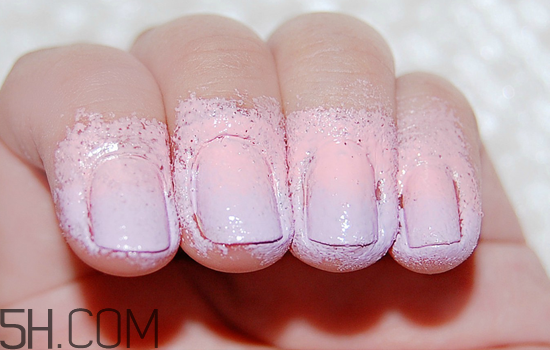 粉色漸變美甲怎么做？皮膚黑適合什么顏色的指甲油？