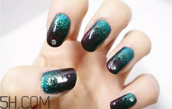 粉色漸變美甲怎么做？皮膚黑適合什么顏色的指甲油？