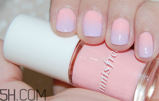 粉色漸變美甲怎么做？皮膚黑適合什么顏色的指甲油？