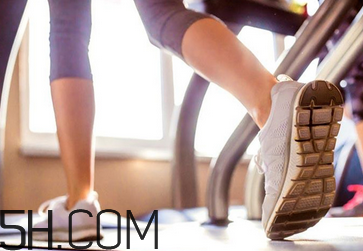 在跑步機上可以光腳跑嗎？跑步機有什么注意事項嗎？