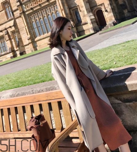 焦糖色連衣裙配什么外套？焦糖色連衣裙搭配圖片