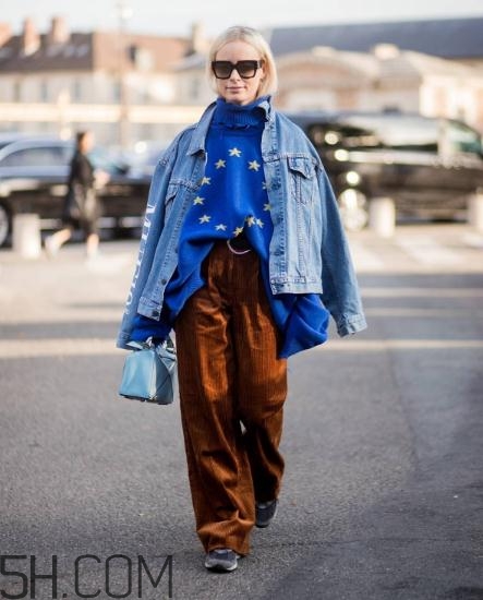 焦糖色闊腿褲配什么鞋子？焦糖色闊腿褲搭配鞋子圖片