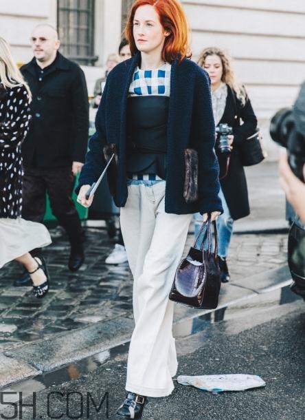 白色喇叭褲搭什么上衣？白色喇叭褲搭配圖片