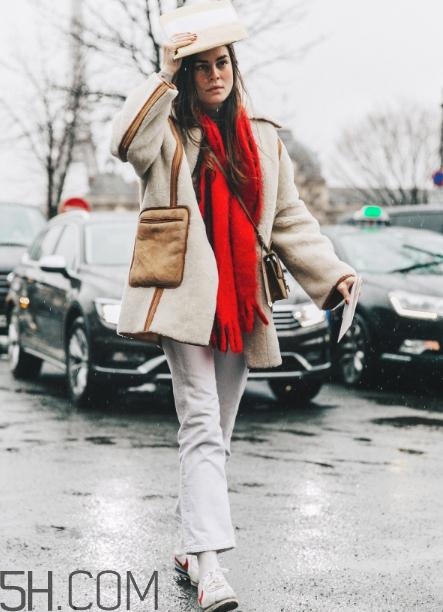 白色喇叭褲搭什么上衣？白色喇叭褲搭配圖片