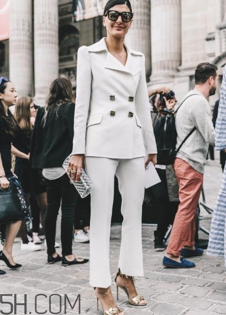 白色喇叭褲搭什么上衣？白色喇叭褲搭配圖片