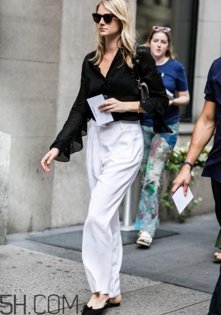 白色喇叭褲搭什么上衣？白色喇叭褲搭配圖片