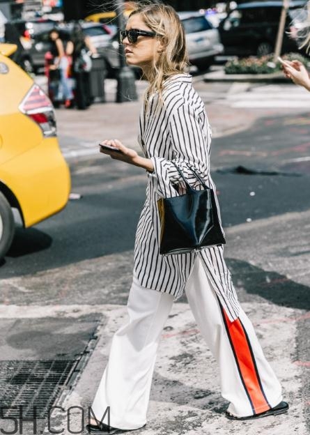 白色喇叭褲搭什么上衣？白色喇叭褲搭配圖片