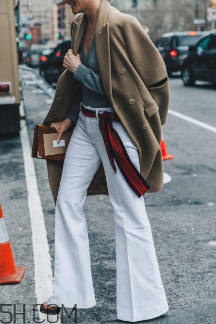 白色喇叭褲搭什么上衣？白色喇叭褲搭配圖片