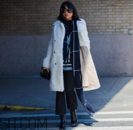 黑色喇叭褲搭什么上衣？黑色喇叭褲搭配上衣圖片