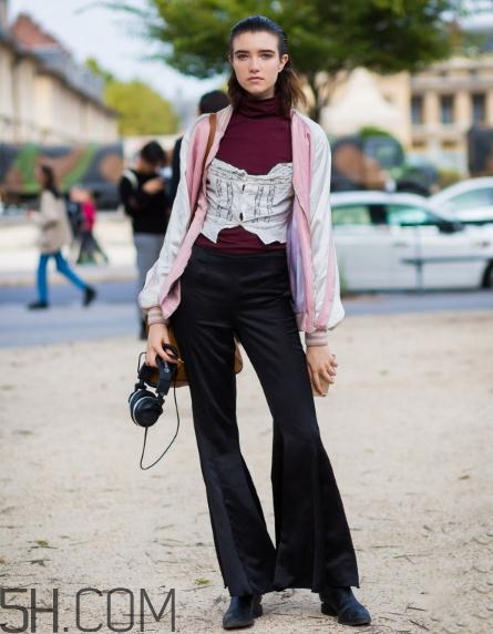 黑色喇叭褲搭什么上衣？黑色喇叭褲搭配上衣圖片