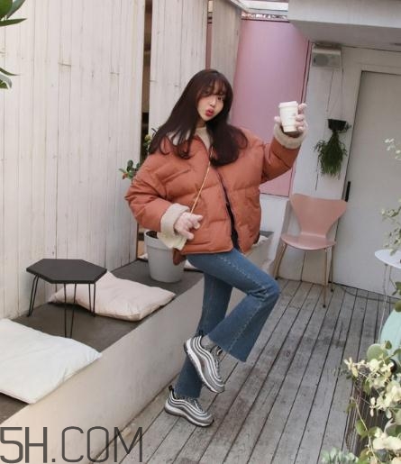 喇叭褲搭配羽絨服好看嗎？喇叭褲搭配羽絨服圖片