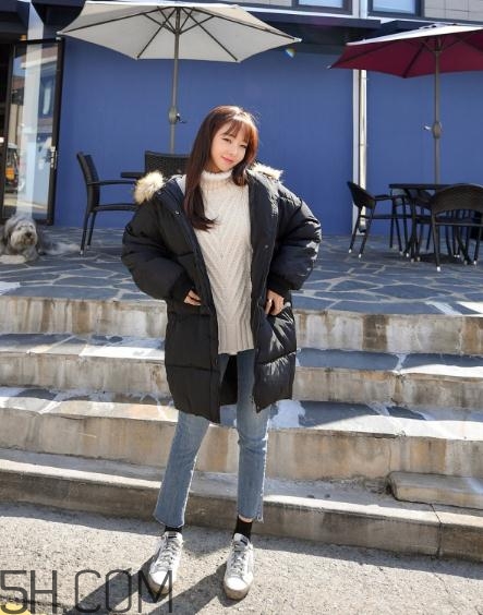 喇叭褲搭配羽絨服好看嗎？喇叭褲搭配羽絨服圖片