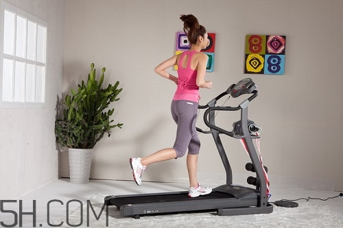 跑步機和戶外跑步哪個效果好？跑步機和戶外跑步有什么區(qū)別？