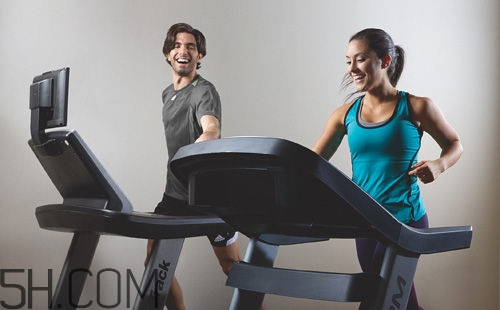 跑步機和戶外跑步哪個效果好？跑步機和戶外跑步有什么區(qū)別？