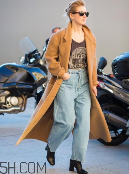 牛仔闊腿褲冬天怎么搭配？冬天牛仔闊腿褲搭配圖