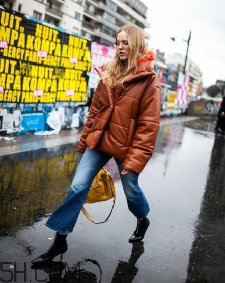 牛仔闊腿褲冬天怎么搭配？冬天牛仔闊腿褲搭配圖