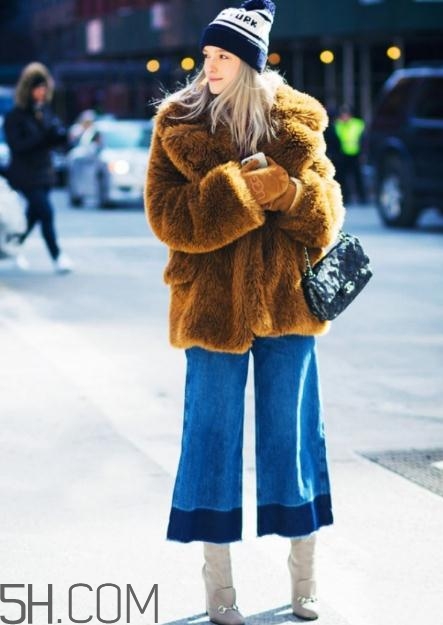 牛仔闊腿褲冬天怎么搭配？冬天牛仔闊腿褲搭配圖