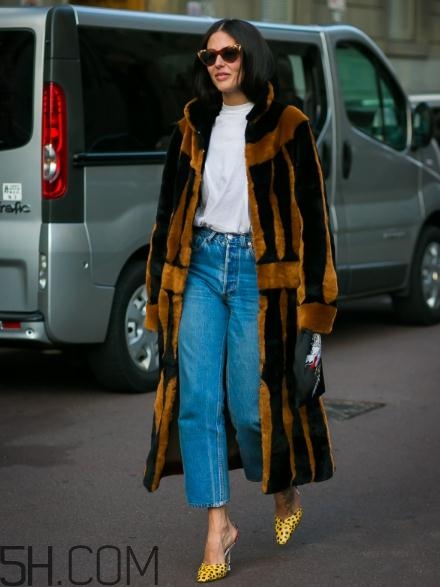 牛仔闊腿褲冬天怎么搭配？冬天牛仔闊腿褲搭配圖