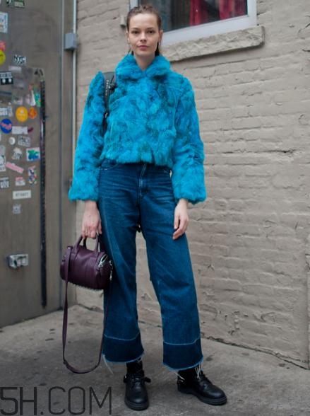 牛仔闊腿褲冬天怎么搭配？冬天牛仔闊腿褲搭配圖