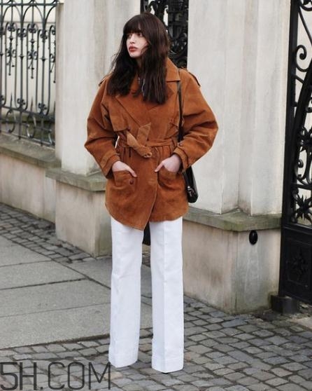 焦糖色上衣配什么褲子？焦糖色上衣搭配褲子圖片