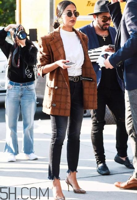 焦糖色上衣配什么褲子？焦糖色上衣搭配褲子圖片