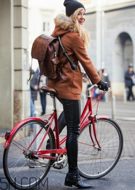 焦糖色上衣配什么褲子？焦糖色上衣搭配褲子圖片