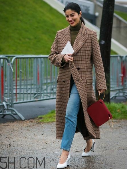 冬天牛仔褲配什么上衣？冬天穿牛仔褲怎么搭配？