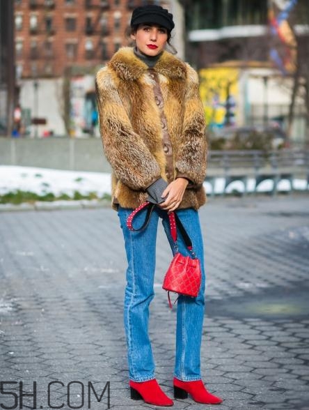 冬天牛仔褲配什么上衣？冬天穿牛仔褲怎么搭配？