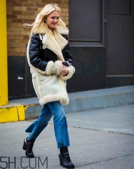 冬天牛仔褲配什么上衣？冬天穿牛仔褲怎么搭配？