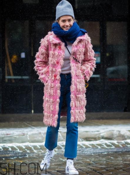 冬天牛仔褲配什么上衣？冬天穿牛仔褲怎么搭配？