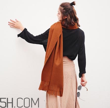 焦糖色圍巾配什么顏色衣服？焦糖色圍巾搭配圖片