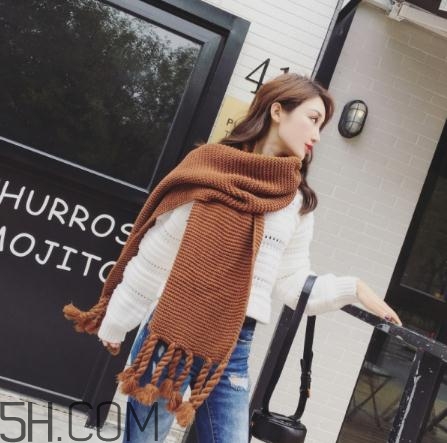 焦糖色圍巾配什么顏色衣服？焦糖色圍巾搭配圖片