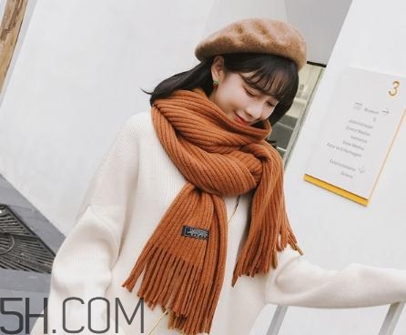 焦糖色圍巾配什么顏色衣服？焦糖色圍巾搭配圖片