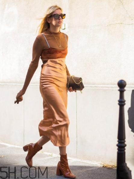 焦糖色鞋子配什么衣服？焦糖色鞋子搭配圖片