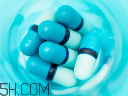 萬艾可可以買一粒嗎？萬艾可可以刷醫(yī)?？▎幔?></p><p>一般在性生活前30分鐘至1小時服用，年紀較大的患者，由于藥物吸收慢，需提前1小時服用。</p><p>掌握劑量</p><p>萬艾可(偉哥)首次應(yīng)用的推薦劑量為50毫克，50毫克不夠可以增加到100毫克，每次服用量最多不超過100毫克。</p>		</div>
<div align=