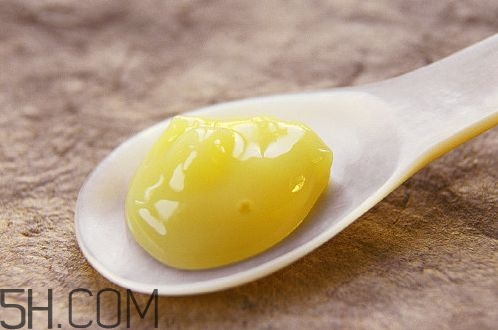 蜂王漿的營養(yǎng)成分有哪些？怎么辨別真假蜂王漿？