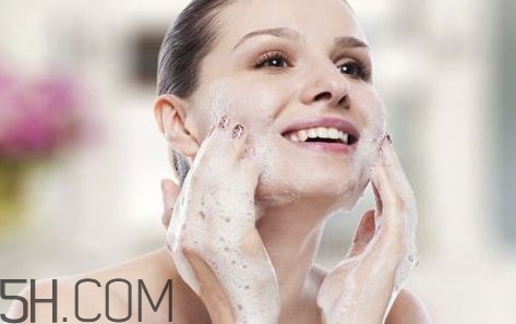 睡前洗臉的好處有哪些？早上不洗臉的好處有哪些？