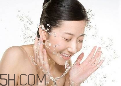 睡前洗臉的好處有哪些？早上不洗臉的好處有哪些？