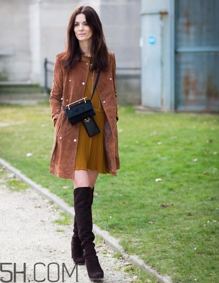 焦糖色大衣配什么鞋子？焦糖色大衣搭配鞋子圖片