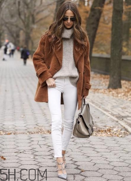 焦糖色大衣配什么鞋子？焦糖色大衣搭配鞋子圖片