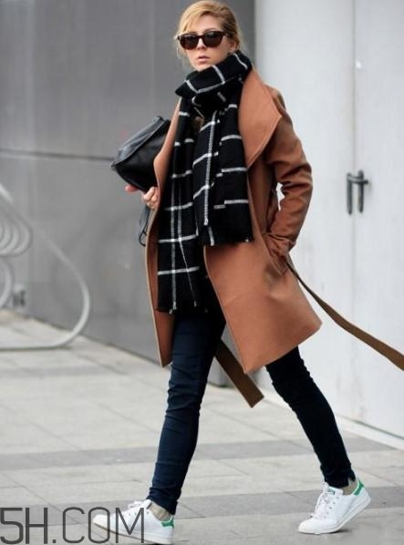 焦糖色大衣配什么鞋子？焦糖色大衣搭配鞋子圖片