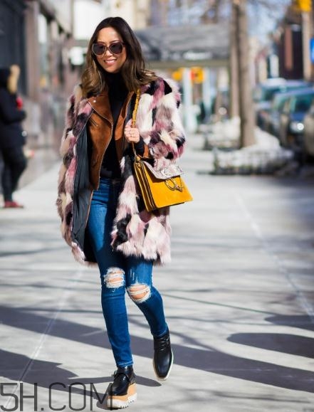 冬天破洞牛仔褲怎么搭配？破洞牛仔褲冬天怎么穿？