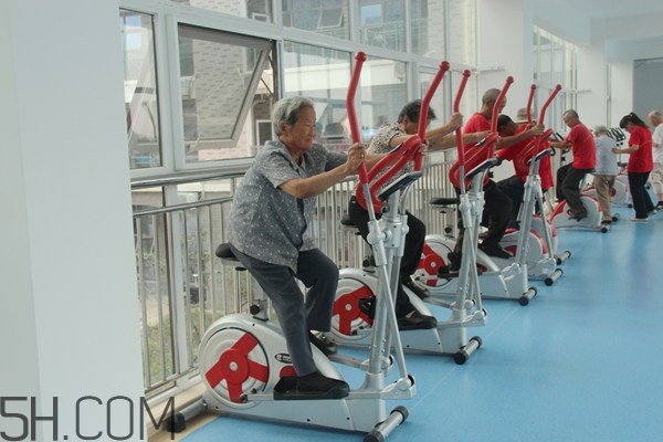 跑步機(jī)適合老年人嗎？老年人跑步有什么好處呢？